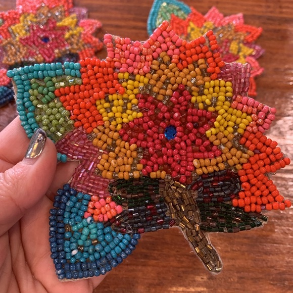 PIER 1 Set of 4 Vibrant Glass Beaded Floral Coasters - Picture 4 of 17